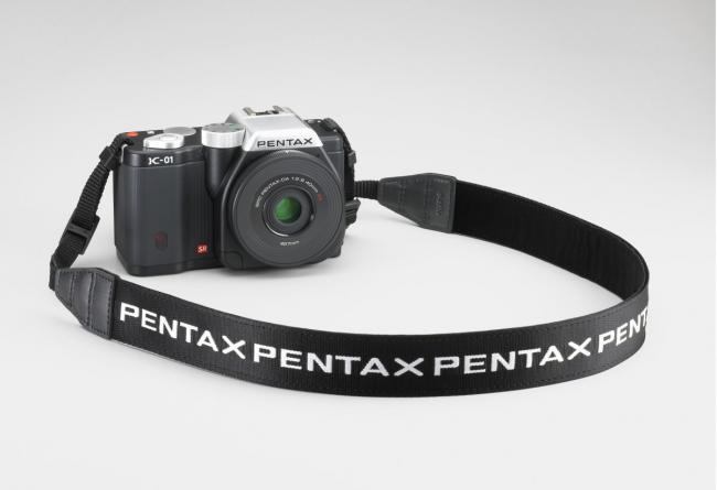 Pentax K-01 с пользовательским ремнем